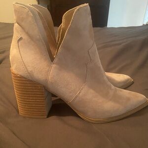Steve Madden Stylish Cream Ankle Boots